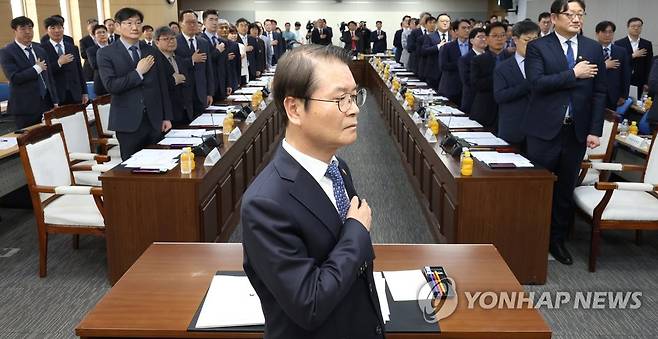 국기에 경례하는 이정식 고용노동부 장관 (세종=연합뉴스) 김주형 기자 = 이정식 고용노동부 장관(가운데)과 참석자들이 8일 오후 세종시 정부세종청사에서 열린 노동개혁 추진 점검회의에서 국기에 경례하고 있다. 2023.5.8 kjhpress@yna.co.kr