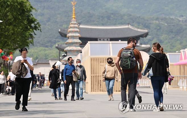 낮에는 따뜻한 날씨 [연합뉴스 자료사진]