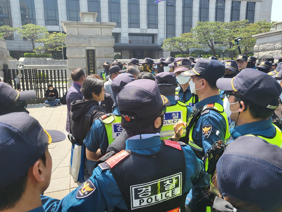 맞불집회를 연 보수단체와 충돌로 기자회견 중단. 〈사진=김태인 기자〉