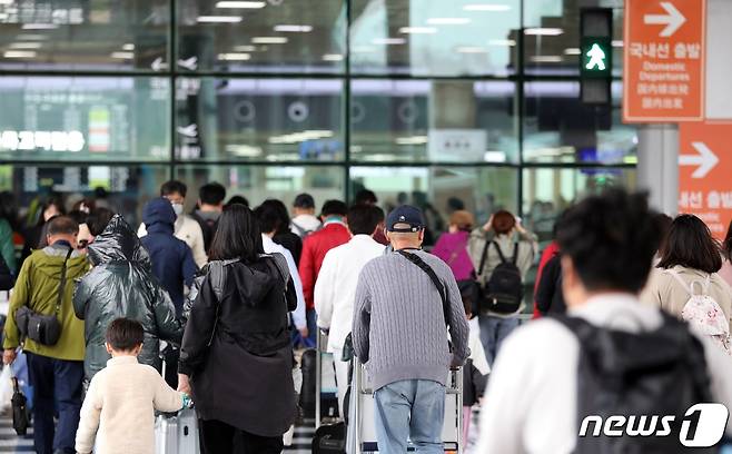 연휴 마지막날인 7일 오후 관광객들이 제주국제공항 출발층 횡단보도를 건너고 있다.2023.5.7/뉴스1 ⓒ News1 고동명 기자