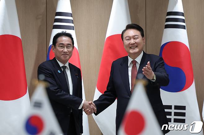 윤석열 대통령과 기시다 후미오 일본 총리가 7일 서울 용산 대통령실 청사에서 열린 확대 회담에서 손을 잡은 채 기념촬영을 하고 있다. (대통령실 제공) 2023.5.7/뉴스1 ⓒ News1 오대일 기자