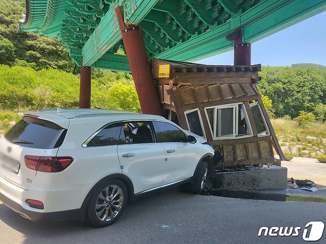 무릉계곡 매표소 추돌사고 현장.(동해시 제공) 2023.5.9/뉴스1