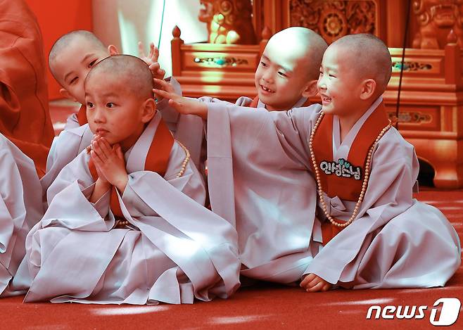 동자승들이 9일 서울 종로구 조계사에서 열린 보리수 새싹학교 동자승 단기출가 삭발수계식에서 친구의 머리를 만지며 웃음짓고 있다. 2023.5.9/뉴스1 ⓒ News1 안은나 기자