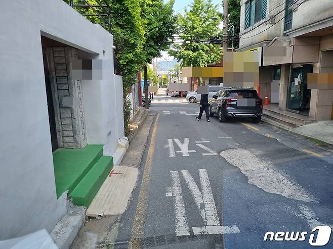 대전 서구 내동 주택가 이면도로 임시포장이 파손돼 있다.(독자 제공)