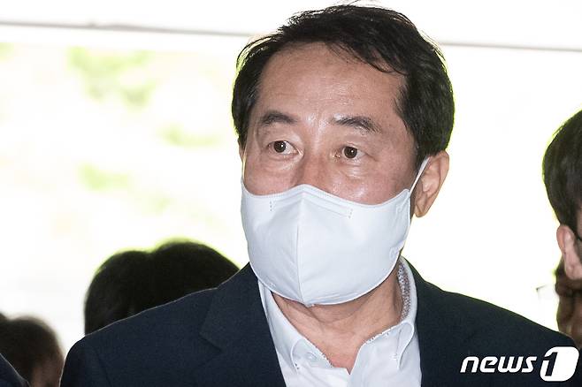 '민주당 전당대회 돈 봉투 살포' 의혹 사건의 핵심 인물로 꼽히는 강래구 전 한국수자원공사 상임감사위원이 8일 서울 서초구 서울중앙지법에서 열린 두 번째 구속 전 피의자 심문(영장실질심사)에 출석하고 있다. 2023.5.8/뉴스1 ⓒ News1 유승관 기자