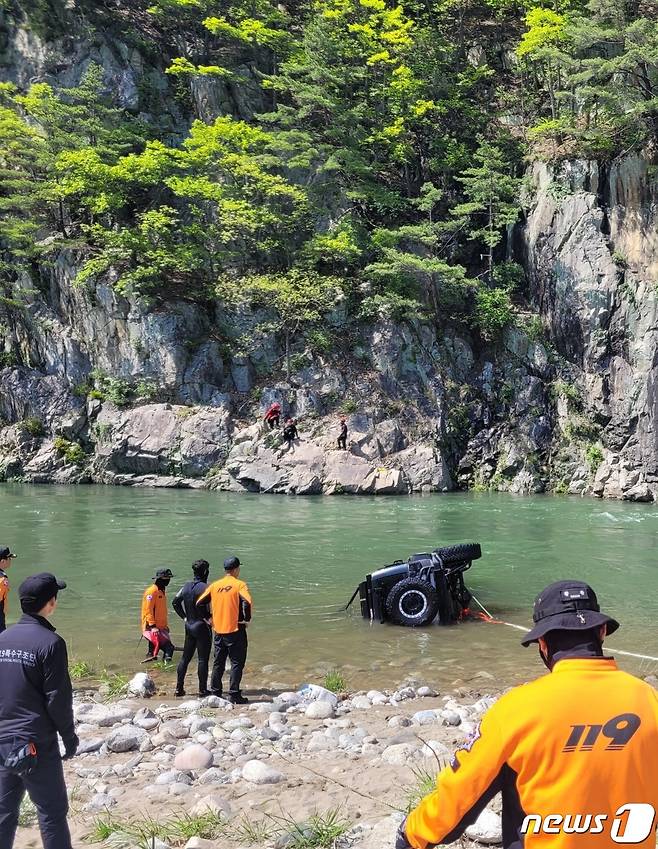 지난 7일 오후 2시38분쯤 열차로 이동하는 승객이 지나가다 '사람으로 보이는 물체가 있다'는 신고가 들어와 구조당국이 현장에 나가 수습 중이다.(경북소방본부 제공)