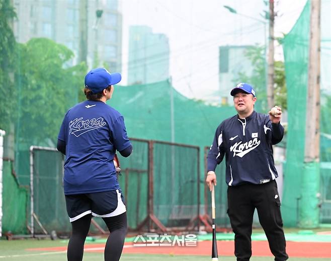 여자야구 대표팀 허일상 코치(오른쪽)가 대표팀 포수 이빛나와 대화하며 환하게 미소짓고 있다. 황혜정기자. et16@sportsseoul.com