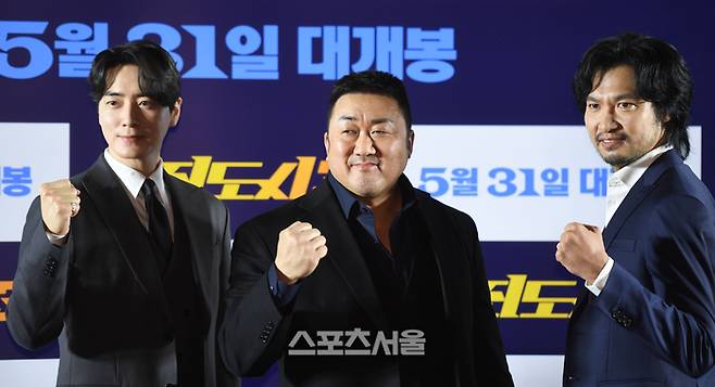 [포토] 이준혁, 마동석, 아오키 무네타카 '카리스카 넘치는 눈빛' 이준혁, 마동석, 아오키 무네타카(왼쪽부터)가 9일 서울 강남구 메가박스 코엑스에서 열린 영화 '범죄도시3' 제작보고회에서 포즈를 취하고 있다.  '범죄도시3'는 대체불가 괴물형사 마석도(마동석)가 서울 광수대로 이동 후, 신종 마약 범죄 사건의 배후인 주성철(이준혁)과 마약 사건에 연루된 또 다른 빌런 리키(아오키 무네타카)를 잡기 위해 펼치는 통쾌한 범죄 소탕 작전을 그린 영화로 31일 개봉 예정이다. 2023. 5. 9. 최승섭기자 thunder@sportsseoul.com