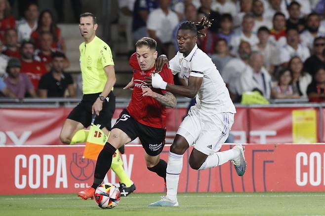 레알 마드리드의 에두아르도 카마빙가(오른쪽). 지난 6일 오사수나와의 2022~2023 코파 델 레이 결승 때다. 그는 왼쪽풀백으로 선발출장해 팀의 2-1 승리를 도왔다. EPA 연합뉴스