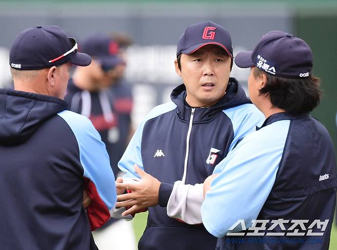 18일 부산 사직야구장에서 KBO리그 롯데와 KIA의 경기가 열린다. 경기 전 롯데 선수들이 훈련을 했다. 서튼 감독과 대화를 나누고 있는 배영수 코치. 부산=송정헌 기자songs@sportschosun.com/2023.04.18/