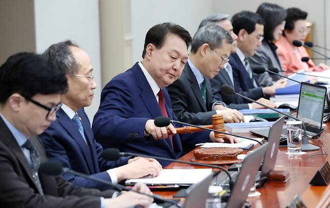 윤석열 대통령이 9일 오전 서울 용산 대통령실 청사에서 열린 국무회의를 주재하고 있다. /뉴시스