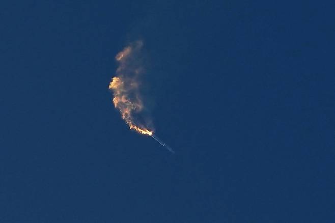 지난달 20일 미국 텍사스 주에 있는 스페이스X의  우주시설 스타베이스에서 발사된 뒤 방향 감각을 잃고 공중에서 동체가 회전하는 스타십 로켓. 발사 4분 뒤에 폭파됐다./AP 연합뉴스