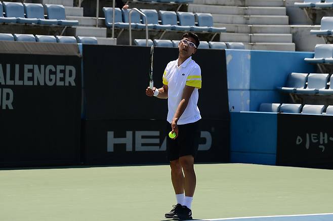 정현이 9일 부산 스포원파크에서 열린 남자 프로테니스(ATP) 부산오픈 챌린저 단식 본선 1회전(32강)에서 일본의 우치야마 야스타카를 상대로 서브를 준비하고 있다. /부산오픈조직위원회