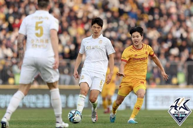 서울과 광주의 2라운드 맞대결 모습. ⓒ 한국프로축구연맹