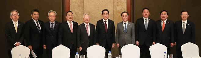 8일 서울 중구 롯데호텔에서 열린 ‘기시다 후미오 일본 총리-한국 경제인 간담회’ 참석자들이 기념 촬영을 하고 있다. 왼쪽부터 
아이보시 고이치 주한 일본대사, 기하라 세이지 내각관방부 장관, 최진식 한국중견기업연합회장, 구자열 한국무역협회장, 손경식 
한국경영자총협회장, 기시다 후미오 일본 총리, 김병준 전국경제인연합회 회장직무대행, 최태원 대한상공회의소 회장, 김기문 
중소기업중앙회장, 김윤 한일경제협회장. 전국경제인연합회 제공