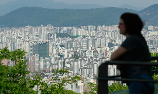 서울 남산에서 보이는 도심 아파트 단지. 2023.5.3. 뉴스1