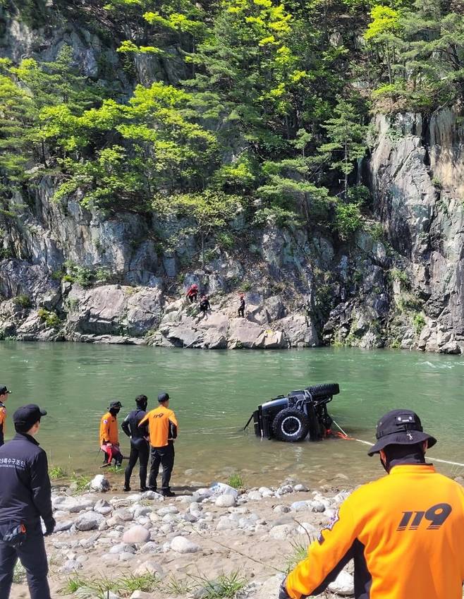 지난 7일 오후 2시38분쯤 열차로 이동하는 승객이 지나가다 '사람으로 보이는 물체가 있다'는 신고가 들어와 구조당국이 현장에 나가 수습 중이다.(경북소방본부 제공) /사진=뉴스1