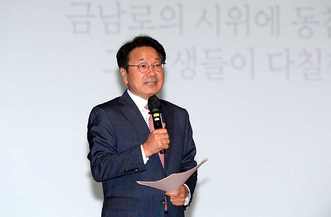 강기정 광주광역시장이 9일 시청 대회의실에서 열린 '5월 정례조회'에서 5·18정신을 헌법전문에 수록하기 위해 내년 총선과 동시에 원포인트 개헌을 하자고 제안하고 있다. 사진=광주광역시 제공