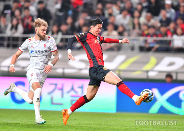 티모(왼쪽, 광주FC), 황의조(오른쪽, FC서울). 서형권 기자