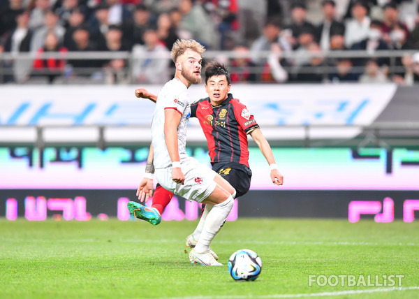 티모(왼쪽, 광주FC), 임상협(오른쪽, FC서울). 서형권 기자