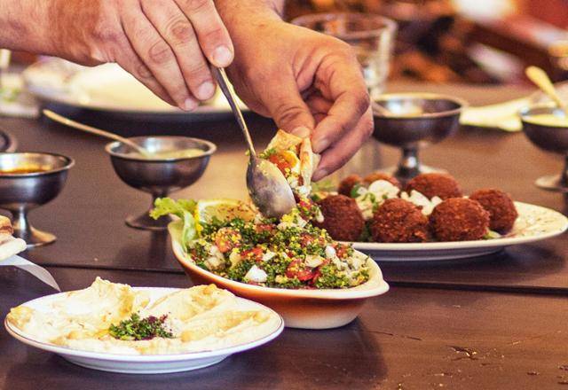 야설 가나엠 '페트라' 식당 사장이 앙트레를 맛있게 먹는 방법을 시연해 보이고 있다. 서울관광재단 제공