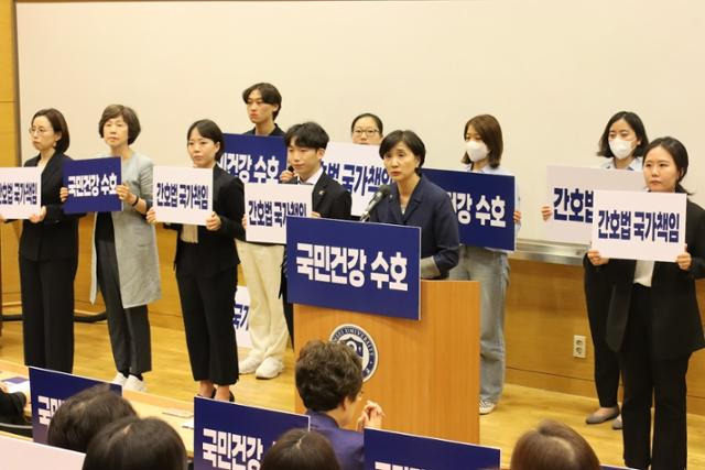 9일 서울 서대문 연세대 간호대 진리관에서 열린 기자회견에서 단상에 오른 오의금 학장은 “간호법 제정은 감염병 유행의 위협과 초고령사회 진입을 앞둔 대한민국 선진돌봄시스템 구축을 위한 시급한 과제”라며 “국민 건강을 위한 국가의 약속, 간호법 공포를 촉구한다”고 강조했다. 연세대 간호대 제공