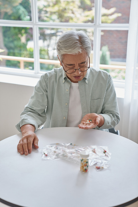 젊을 때 아무런 문제 없이 먹던 약이라도, 노쇠한 이후 복용하면 부작용이 생길 수 있다.   /게티이미지뱅크