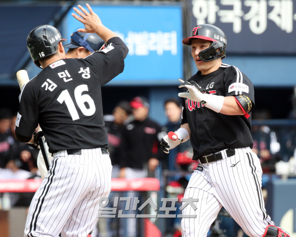 2023 KBO 프로야구 두산 베어스와 LG 트윈스의 경기가 7일 오후 서울 잠실야구장에서 열렸다. 5회초 1사 1루 박동원이 투런 홈런 후 득점하고 있다.잠실=김민규 기자 