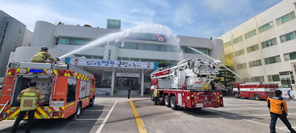 영광소방서 관계자들이 군 관계자들과 함께 합동소방훈련을 실시하고 있다. [사진=영광군]