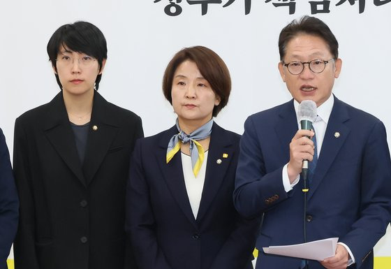 9일 오전 국회에서 열린 정의당 의원총회에서 새 원내대표로 선출된 배진교 의원이 취임사를 하고 있다. 왼쪽부터 장혜영 의원, 이은주 전 원내대표, 배 신임 원내대표. 연합뉴스