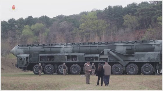 조선중앙TV는 김정은 국무위원장이 참석한 가운데 "지난 13일 공화국전략무력의 전망적인 핵심주력수단으로, 중대한 전쟁억제력의 사명을 수행하게 될 새형의 대륙간탄도미싸일(미사일) '화성포-18' 형 시험발사가 단행됐다"며 지난달 14일 영상을 공개했다. 조선중앙TV 캡처, 연합뉴스