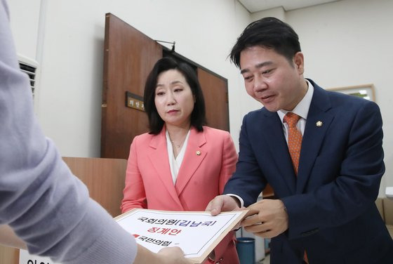 국민의힘 전주혜 원내대변인(왼쪽)과 지성호 원내부대표가 지난 8일 오후 서울 여의도 국회 의안과에 '60억 코인' 논란 김남국 더불어민주당 의원 징계안을 제출하고 있다. 뉴스1