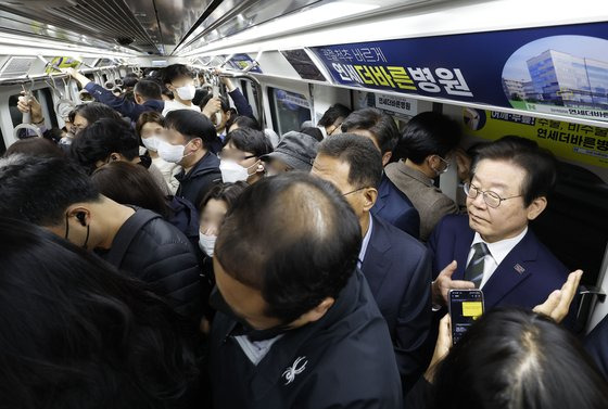 이재명 더불어민주당 대표가 지난달 25일 오전 경기도 김포시 김포골드라인 운양역에서 열차를 타고 승객 과밀 상황을 살피고 있다. 뉴스1