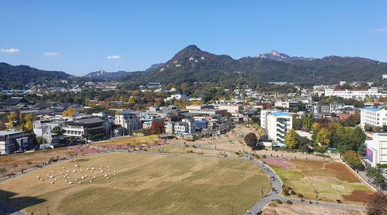 사진 가운데 백악산(북악산)에서 흘러내려온 맥을 보호하기 위해 조선 왕실은 경북궁 동쪽 언덕에 소나무를 심고 베지 못하게 했고 송현(松峴)으로 불렀다. 미국 대사관 숙소였다가 지난해 개방됐다. 북악산 오른쪽 뒤로 북한산 보현봉이 보인다. [중앙 포토]
