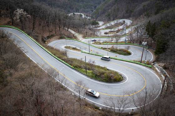 지난 2021년 11월 26일 충북 보은군 장안면 장재리에 위치한 말티재 전망대를 오가는 차들. 당시 6박7일에 걸쳐 진행된 백두대간 80고개 와인딩 취재 장소 중 한 곳이었다. 정준희 기자