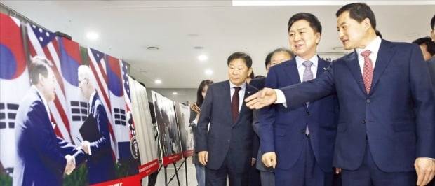 < 尹정부 1주년 사진전 > 박대출 국민의힘 정책위원회 의장(오른쪽)이 8일 국회 의원회관에서 열린 윤석열 정부 출범 1주년 사진전 ‘다시 경제다’를 둘러보고 있다. 이 자리에는 김기현 국민의힘 대표와 윤재옥 원내대표, 이철규 사무총장 등이 참석했다.   김병언 기자
