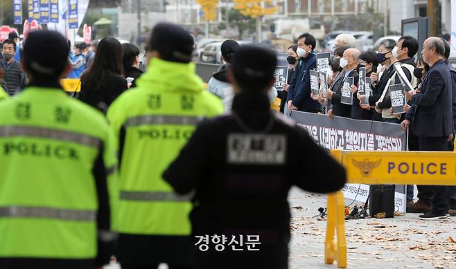 전국민중행동, 민주노총, 4월16일의약속국민연대 등의 시민사회노동단체 회원들이 지난해 11월3일 대통령 집무실 부근인 서울 용산구 전쟁기념관 앞에서 이태원 참사 시민사회 여론동향 문건에 대한 입장발표 기자회견을 열고 있다. 김창길기자