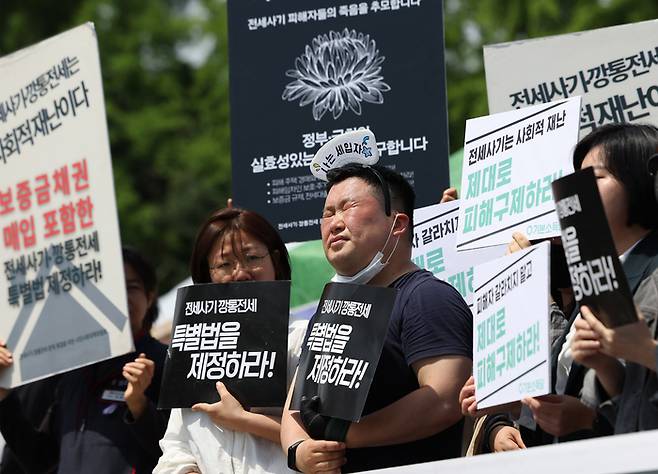 지난 8일 오전 서울 여의도 국회 앞에서 열린 제대로 된 전세사기ㆍ깡통전세 특별법 제정 촉구 1만인 서명운동 돌입 선포 기자회견에서 한 참가자가 ‘나는 세입자’ 문구가 적힌 머리띠를 착용하고 있다. 연합뉴스