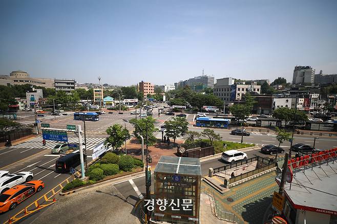 올 하반기부터 서울 용산구 대통령실 인근 이태원로와 서빙고로 일대 교통량이 많아질 경우 경찰이 집회 및 시위를 제한 또는 금지할 수 있게 된다. 윤석열 대통령 취임 1년을 하루 앞둔 9일 대통령실 인근 도로와 인도의 모습. 이준헌 기자