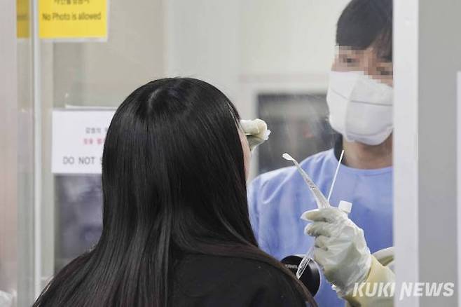 인천 중구 인천국제공항 제1여객터미널 검사센터에서 해외 입국자들이 코로나19 검사를 하고 있다.   사진=임형택 기자