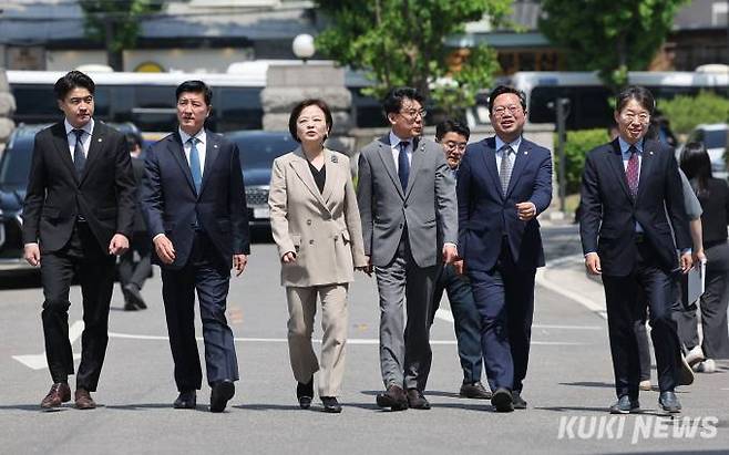 진선미 더불어민주당 의원을 비롯한 민주당 의원들이 9일 오후 서울 종로구 헌법재판소 대심판정에서 열리는 이상민 행정안전부 장관 탄핵심판 첫 변론기일에 출석하고 있다.