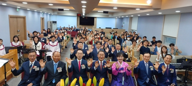 기하성 교단 주요 관계자들과 성도들이 7일 부산 순복음사랑과은혜교회 배삼한(앞줄 왼쪽 네번째) 담임목사 취임 감사예배를 드린 뒤 기념촬영을 하고 있다.