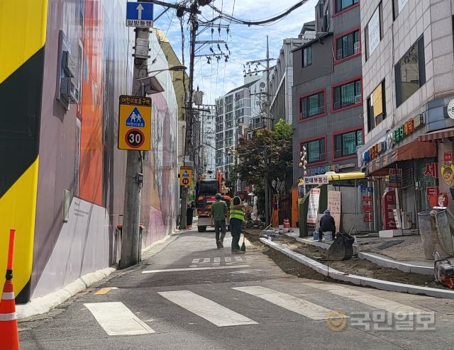 서울 강남구의 한 초등학교에서 하교하던 학생이 최근 음주운전 차량에 치여 숨지는 사건이 발생한 이후 학부모와 주민들의 오랜 숙원이던 학교 주변 도로 안전 보행 공사가 진행되고 있다.