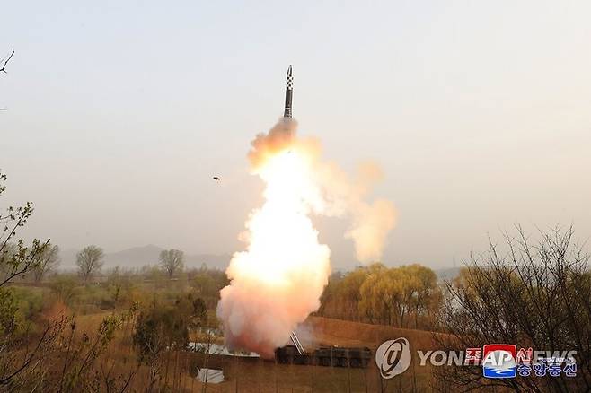 북한 조선중앙통신은 김정은 국무위원장이 참석한 가운데 "지난 13일 공화국전략무력의 전망적인 핵심주력수단으로, 중대한 전쟁억제력의 사명을 수행하게 될 새형의 대륙간탄도미싸일(미사일) '화성포-18' 형 시험발사가 단행되였다"고 14일 보도했다. 2023.4.14. / 사진=평양 조선중앙통신. 연합뉴스