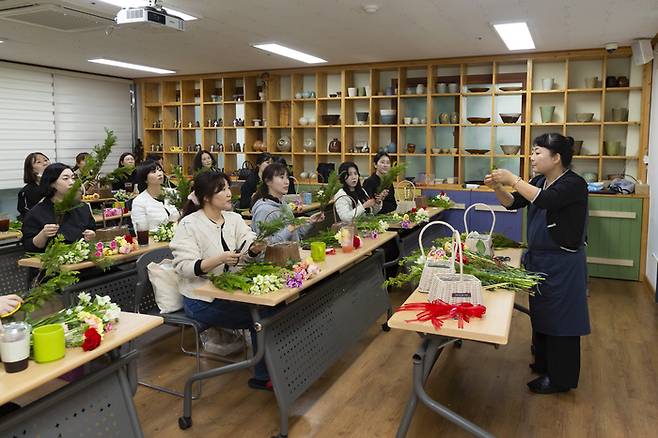 제주국제자유도시개발센터(JDC)는 지난 4일 JDC면세점 고객 응대 노동자를 대상으로 ‘생화 꽃바구니 만들기’ 힐링 프로그램을 실시했다.[자료=JDC]