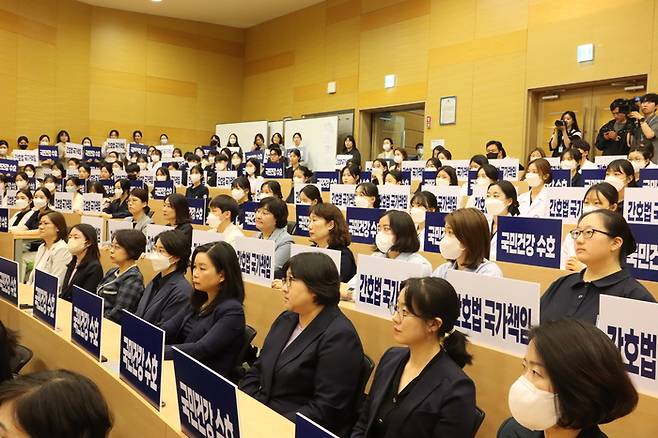 연세대학교 간호대학생들과 교수, 교직원 등 230여명이 9일 오전 간호대학 건물에서 간호법 제정을 촉구하고 있다. <사진 제공=연세대학교 간호대학>