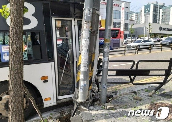 전신주를 들이받은 시내버스. /사진=뉴스1(경기도소방재난본부 제공)