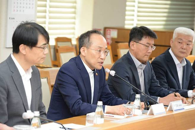 [울산=뉴시스] 배병수 기자 = 추경호 부총리가 9일 오후 울산 북구 현대자동차 울산공장 본관1층 동행룸에서 자동차부품업계종사자와 전기차현안 간담회에 앞서 모두발언을 하고 있다. 2023.05.09.