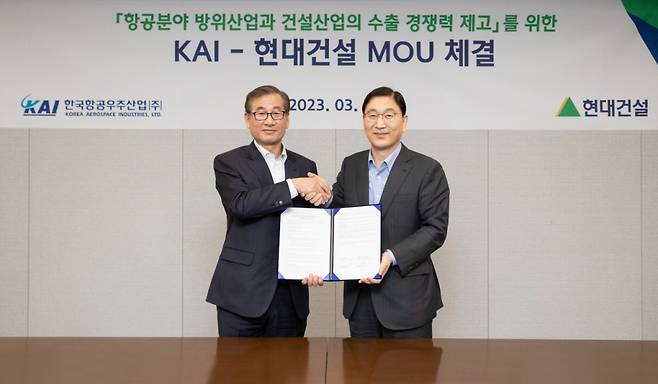 윤영준 현대건설 사장(오른쪽)과 강구영 KAI 사장이 27일 '항공분야 방위산업과 건설산업의 수출 경쟁력 제고'를 위한 업무협약을 맺고 기념 촬영을 있다. /사진=현대건설