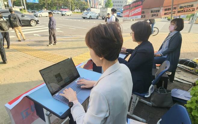 특성화고등학교 간호조무과 교사들이 9일 서울 여의도 국회의사당 앞에 이동식 교실을 차리고 온라인 수업을 진행하고 있다. /사진=주최 측
